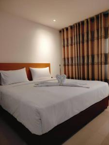sypialnia z dużym łóżkiem z białą pościelą w obiekcie One Dream Hotel w mieście Petaling Jaya