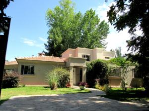 a house with a driveway in front of it at Angelo di Caneva in Chacras de Coria