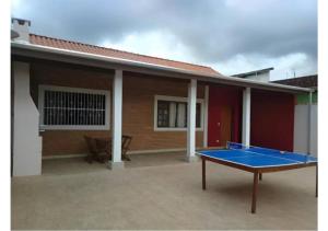 Pöytätennistä majoituspaikassa Casa ótima no Itaguá tai lähistöllä