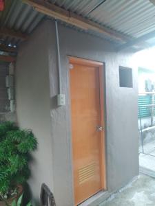 una porta marrone per un edificio con tetto di SJ Transient House a San Fernando