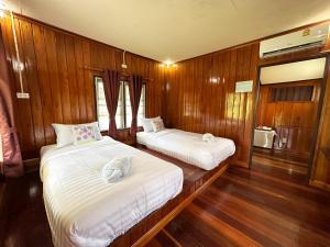 Кровать или кровати в номере Bann Klong Jao Homestay