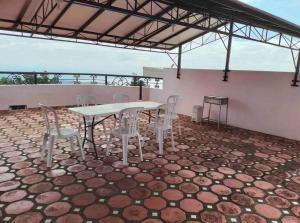 einen Tisch und Stühle auf dem Dach in der Unterkunft Burgitos Homescape Tagaytay in Tagaytay