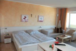 ブラズィリアンにあるFerienappartement E515 für 2-3 Personen an der Ostseeのベッドルーム1室(ベッド1台付)、リビングルームが備わります。