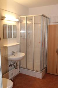 a bathroom with a shower and a sink at Ferienwohnung E623 für 2-4 Personen an der Ostsee in Brasilien