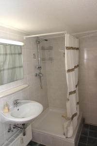 a white bathroom with a sink and a shower at Ferienwohnung K013 für 2-4 Personen an der Ostsee in Brasilien
