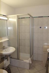 uma casa de banho com um chuveiro e um lavatório. em Ferienappartement K112 für 2-4 Personen in Strandnähe em Schönberg in Holstein