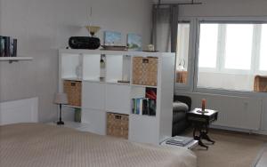 um quarto com uma prateleira de livros brancos e uma cama em Ferienappartement K1213 für 2-3 Personen mit Ostseeblick em Brasilien