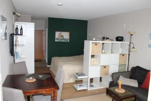 uma sala de estar com uma cama e uma mesa em Ferienappartement K1213 für 2-3 Personen mit Ostseeblick em Brasilien