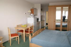 una camera con letto e tavolo e una cucina di Ferienappartement K1313 für 2-4 Personen mit Ostseeblick a Schönberg in Holstein