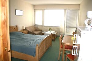 Schönberg in HolsteinにあるFerienappartement K1313 für 2-4 Personen mit Ostseeblickのベッドルーム1室(ベッド1台付)、リビングルームが備わります。