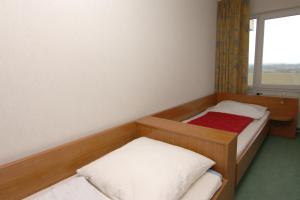 ブラズィリアンにあるFerienappartement K1402 für 2-4 Personen mit Ostseeblickのベッド2台と窓が備わる客室です。