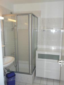 y baño con ducha y lavamanos. en Ferienwohnung K1409 für 2-4 Personen mit Ostseeblick, en Brasilien