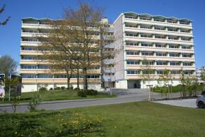 ブラズィリアンにあるFerienwohnung E528 für 2-4 Personen an der Ostseeの駐車場付きの白い大きなアパートメントです。