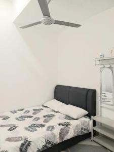 um quarto com uma cama e uma ventoinha de tecto em D'Indah59 KLIA Homestay em Sepang