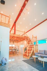 uma sala de estar com uma escada e uma sala de jantar em Jeju Love Stay Mint em Jeju