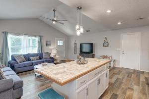 cocina y sala de estar con encimera grande en Mermaid's Landing, en Rockport