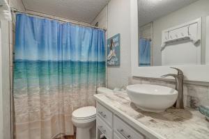 een badkamer met een wastafel, een toilet en een douchegordijn bij Mermaid's Landing in Rockport