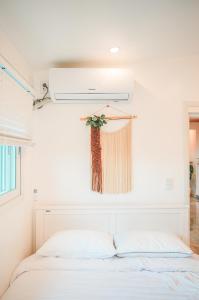 um quarto com uma cama branca e um tecto branco em Jeju Love Stay Mint em Jeju