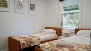 Katil atau katil-katil dalam bilik di Honeysuckle St Cottage Central Location Sleeps 8 - To be removed