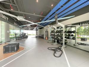 een kamer met een fitnessruimte met veel apparatuur bij Sentral Suites at Kuala Lumpur Sentral by Veedu Hauz in Kuala Lumpur