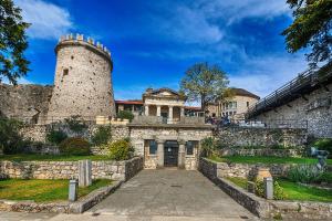 um velho castelo com uma torre e um edifício em Apartman “Destiny” em Rijeka