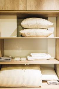 a cupboard with pillows and towels on it at Atlant luxury Status Apart on Golovna навпроти ТЦ ДЕПОТ БЕЗКОНТАКТНЕ ЗАСЕЛЕННЯ in Chernivtsi