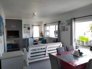 ein Wohnzimmer mit einem Bett und einem Esstisch in der Unterkunft TimeOut 2 in Yzerfontein