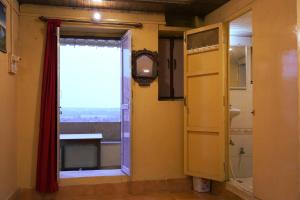 een badkamer met een raam en een douche bij Hotel Mirage in Jaisalmer