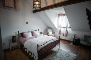 ein Schlafzimmer mit einem Bett mit einer weißen Bettdecke in der Unterkunft Petershaus - casa de vacanța și distractie. 