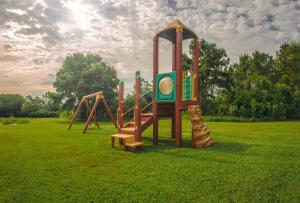 um parque com parque infantil com escorrega em Parc Corniche Condominium Suites em Orlando