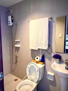 a bathroom with a shower and a toilet and a sink at Buenbyahe Rooms Studio Type Mandaluyong Edsa Shaw MRT Studio at F Residences Under new management in Manila