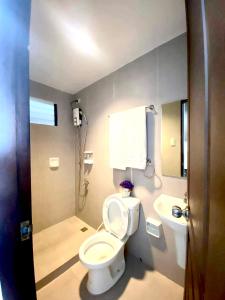 La salle de bains est pourvue de toilettes et d'un lavabo. dans l'établissement Buenbyahe Rooms Studio Type Mandaluyong Edsa Shaw MRT Studio at F Residences Under new management, à Manille