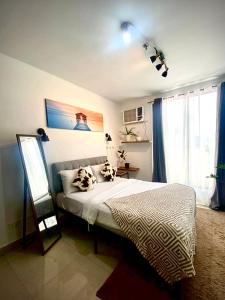 - une chambre avec un lit et 2 oreillers dans l'établissement Buenbyahe Rooms Studio Type Mandaluyong Edsa Shaw MRT Studio at F Residences Under new management, à Manille