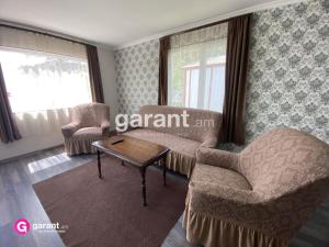 sala de estar con 2 sillas y mesa en BLUE DIAMOND SEVAN en Sevan