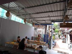 twee mensen aan een tafel in een restaurant bij City Backpackers in Luang Prabang