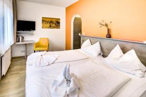 two white beds in a hotel room at Hotel Hofmann in Salzburg