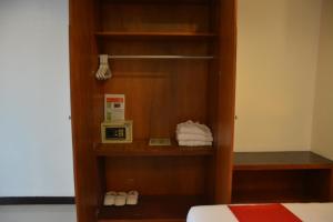 um quarto com um armário com um micro-ondas e uma cama em Cocoon APK Resort & Spa em Patong Beach