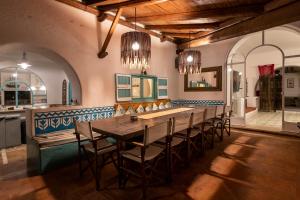 cocina grande con mesa larga y sillas en Italian Coastal Charm: Villa in San Felice Circeo en San Felice Circeo