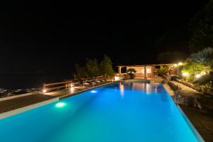 una gran piscina azul por la noche en Italian Coastal Charm: Villa in San Felice Circeo en San Felice Circeo