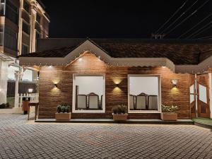 un edificio de ladrillo con tres ventanas en una calle en ARCO Hotels and Resorts Srinagar, en Srinagar