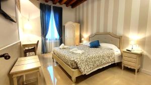 ein Schlafzimmer mit einem Bett und einem blauen Vorhang in der Unterkunft Venice San Filippo Apartment in Venedig