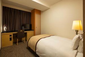 Tempat tidur dalam kamar di Hotel Metropolitan Takasaki