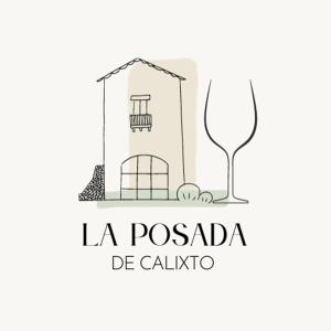 a bottle and a glass of wine and a house at La posada de Calixto in Valdepeñas