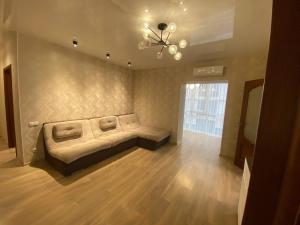 um quarto com uma cama no canto de um quarto em Atlant luxury Big Family Perlina Apart on Golovna з двома санвузлами поряд з ТЦ Депот em Chernivtsi