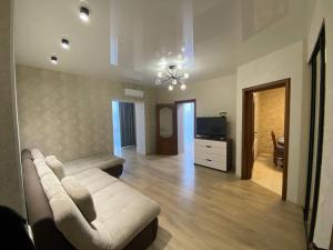 a living room with a couch and a tv at Atlant luxury Big Family Perlina Apart on Golovna з двома санвузлами поряд з ТЦ Депот in Chernivtsi