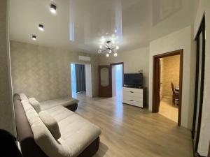 Televízia a/alebo spoločenská miestnosť v ubytovaní Atlant luxury Big Family Perlina Apart on Golovna поряд з ТЦ Депот