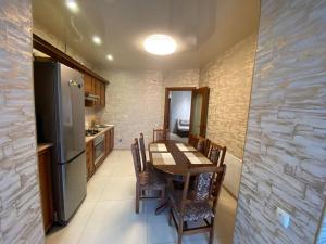 Kuchyňa alebo kuchynka v ubytovaní Atlant luxury Big Family Perlina Apart on Golovna поряд з ТЦ Депот
