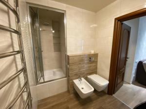Kúpeľňa v ubytovaní Atlant luxury Big Family Perlina Apart on Golovna поряд з ТЦ Депот + 28 fotografií
