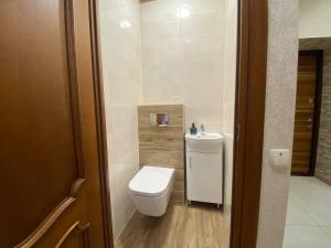 Kúpeľňa v ubytovaní Atlant luxury Big Family Perlina Apart on Golovna поряд з ТЦ Депот