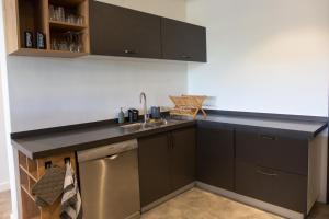 Кухня или мини-кухня в Appartement moderne de 3 chambres avec jardin près de la plage
